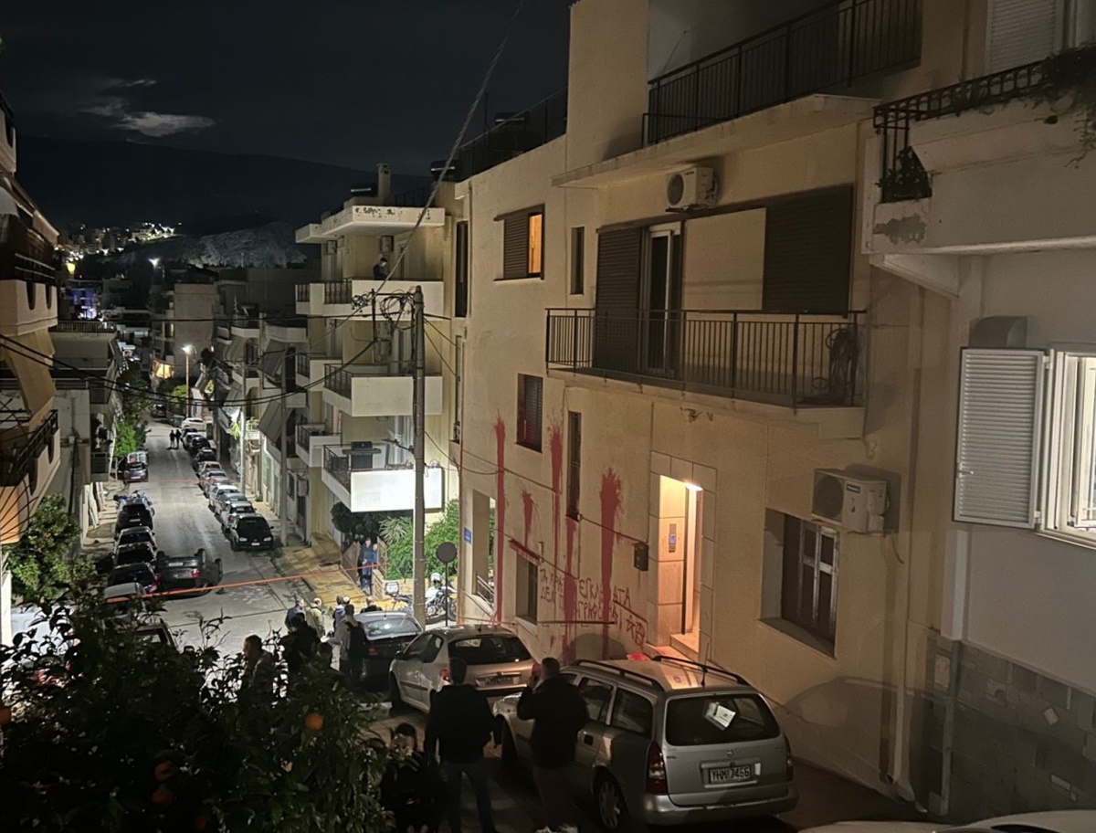 Επίθεση ομάδας κουκουλοφόρων στο σπίτι του Ισίδωρου Ντογιάκου – Δύο προσαγωγές υπόπτων