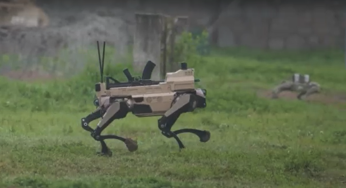 Ο στρατός της Κίνας εκπαιδεύεται με ρομποτικά σκυλιά και drone επίθεσης
