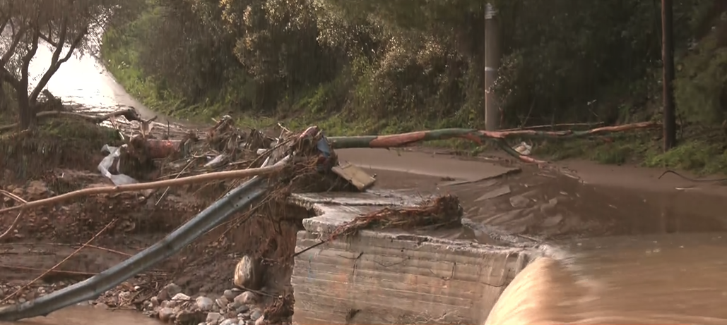 Πικέρμι: Προβλήματα, κλειστοί δρόμοι και υπερχείλιση του ρέματος Βάρδα από την κακοκαιρία «Erminio»