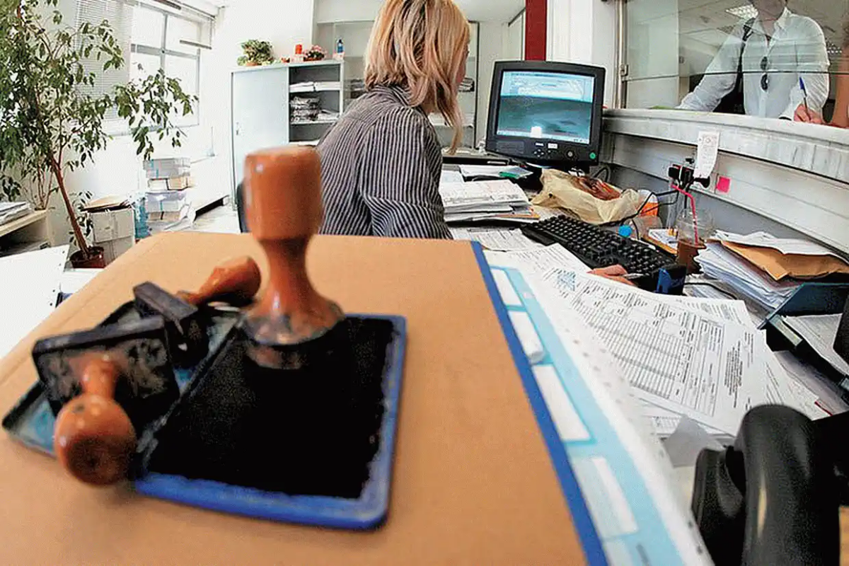 Νέοι μισθοί σε Δημόσιο και ΟΤΑ: Πώς διαμορφώνονται τα ποσά για καθηγητές, λογιστές, στρατιωτικούς