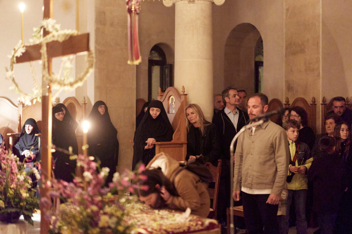 Ο Κυριάκος Μητσοτάκης και η σύζυγός του στην Ακολουθία και την περιφορά του Επιταφίου στα Χανιά