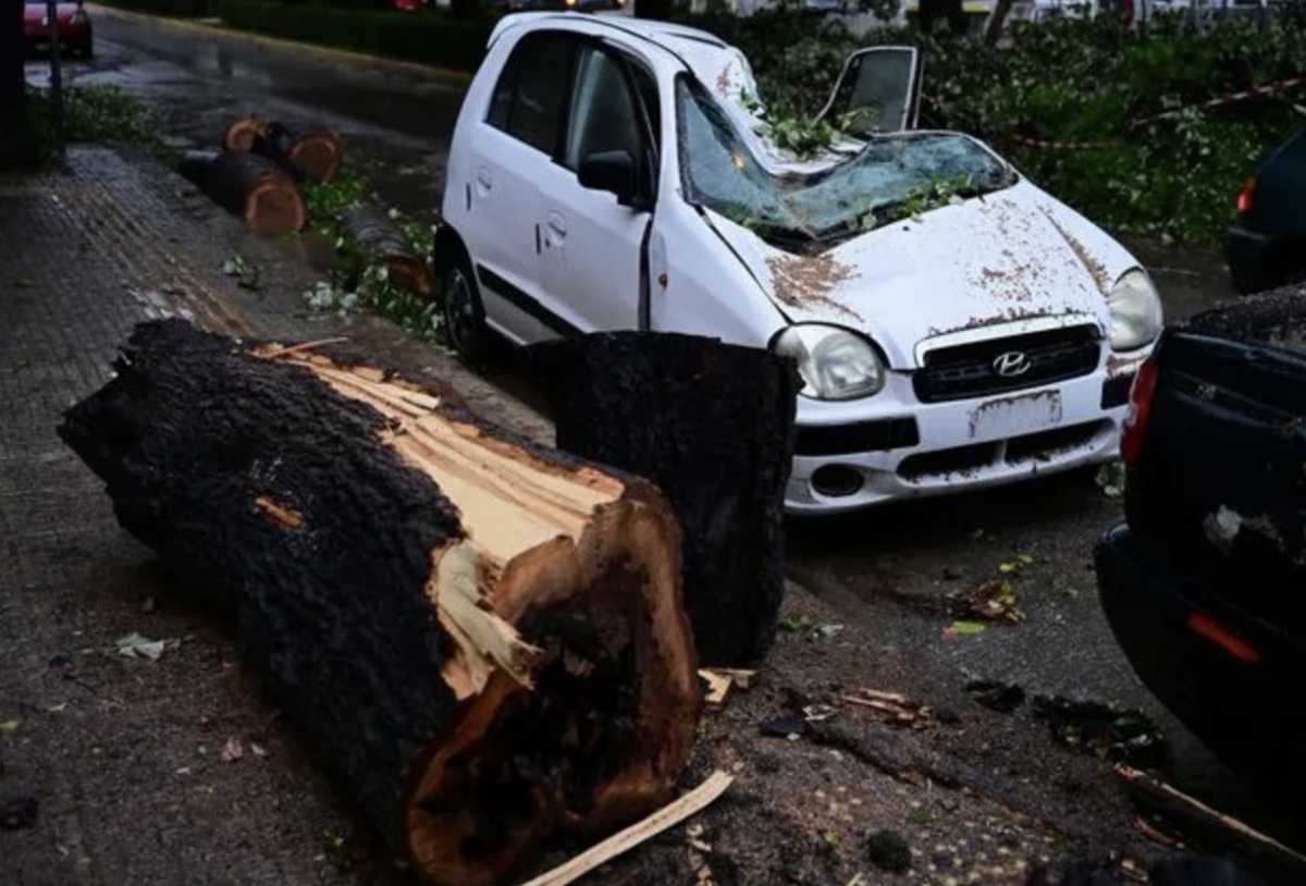 Κακοκαιρία Erminio: Πάνω από 400 κλήσεις στην Πυροσβεστική – Ένας νεκρός στη Νέα Μάκρη