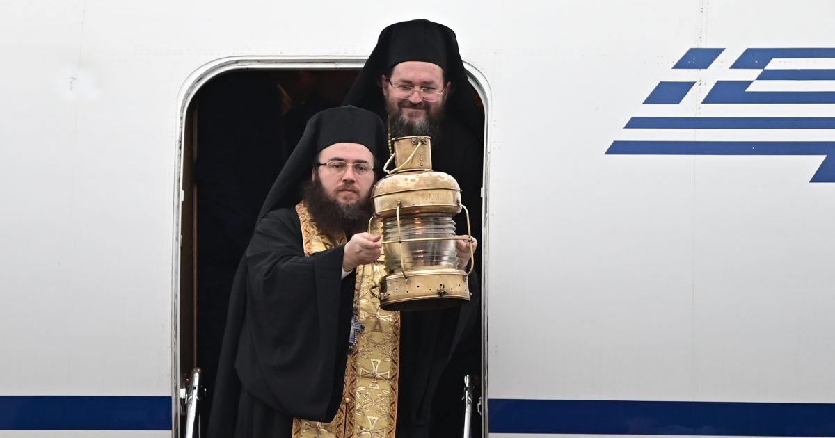 Έφτασε το Άγιο Φως στην Ελλάδα – Οι εικόνες από την υποδοχή με τιμές αρχηγού κράτους