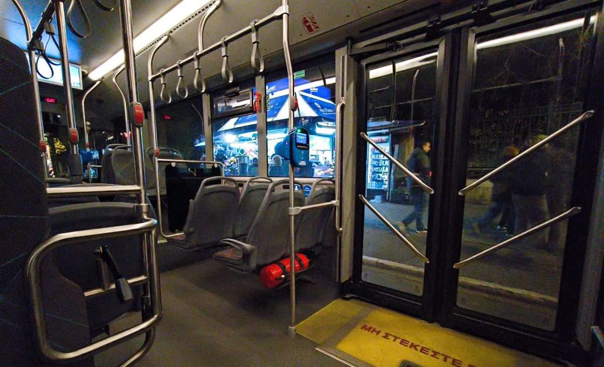 Ηλικιωμένη ξέχασε σε λεωφορείο τσάντα με 30.000 ευρώ και τιμαλφή