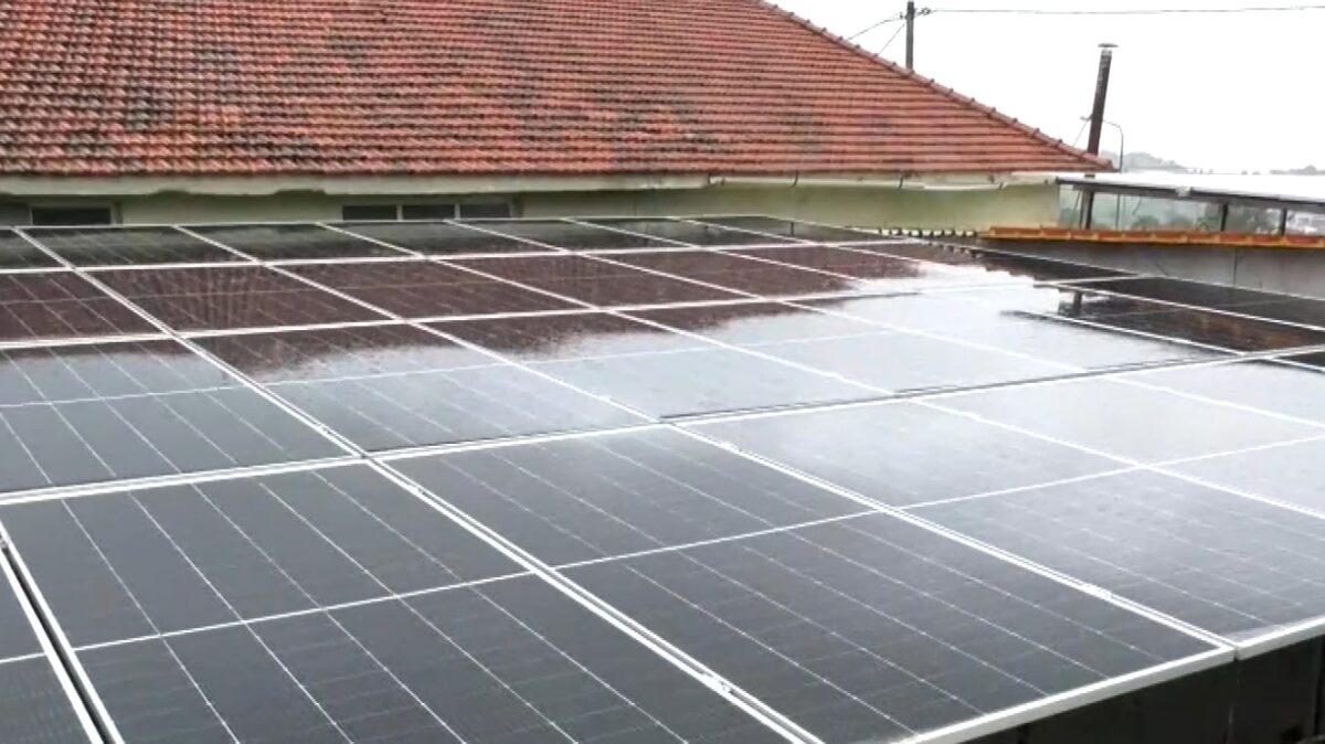 «Φωτοβολταϊκά στο μπαλκόνι»: Στ Βουλή το νομοσχέδιο – Ενισχύουμε την ενεργειακή δημοκρατία, λέει ο Παπασταύρου