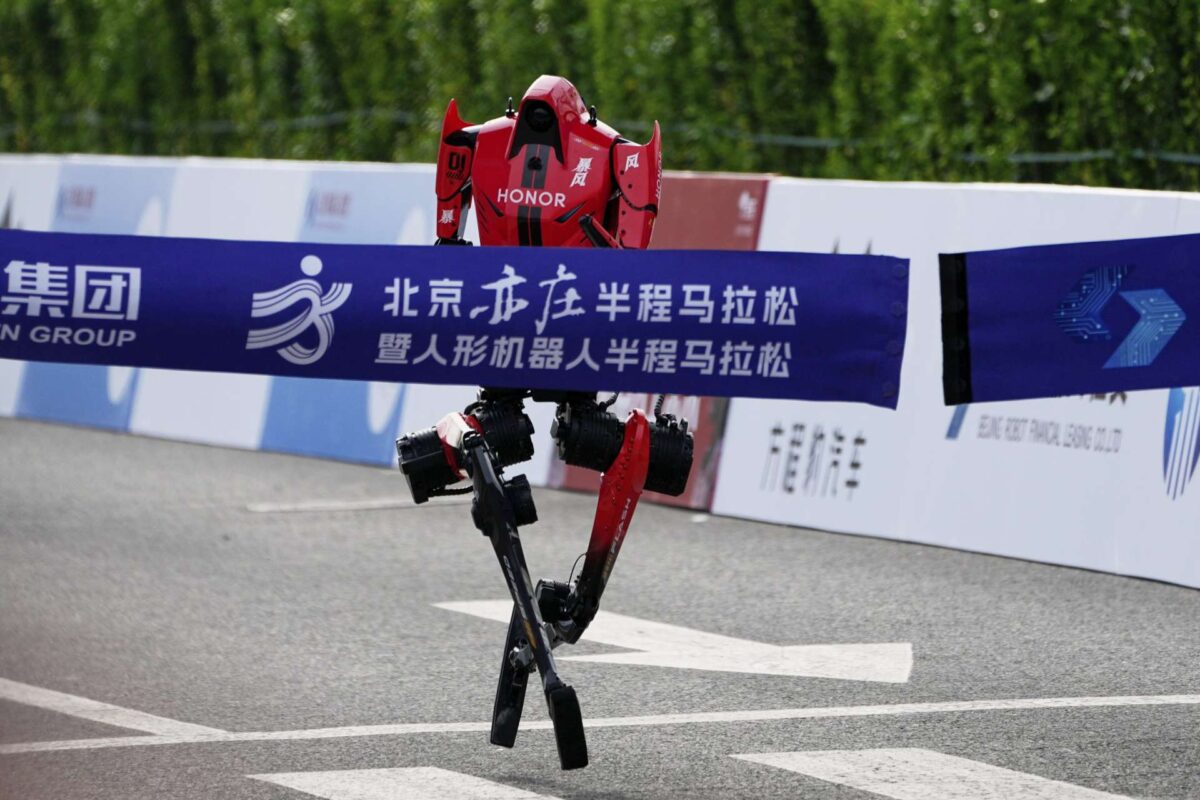 Aνθρωποειδές ρομπότ κέρδισε τον ημιμαραθώνιο του Πεκίνου για ρομπότ καταρρίπτοντας το ανθρώπινο παγκόσμιο ρεκόρ