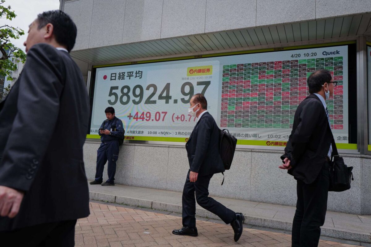 «Έπεσε» και το Τόκιο: Γιατί ενθαρρύνει τους εργαζομένους να φορούν πλέον βερμούδες στο γραφείο