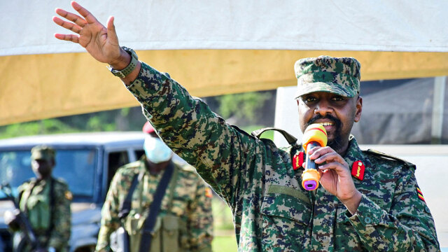 Ουγκάντα: Ο αρχηγός του  στρατού είναι 14% Έλληνας, συγγενής Μ. Αλέξανδρου!