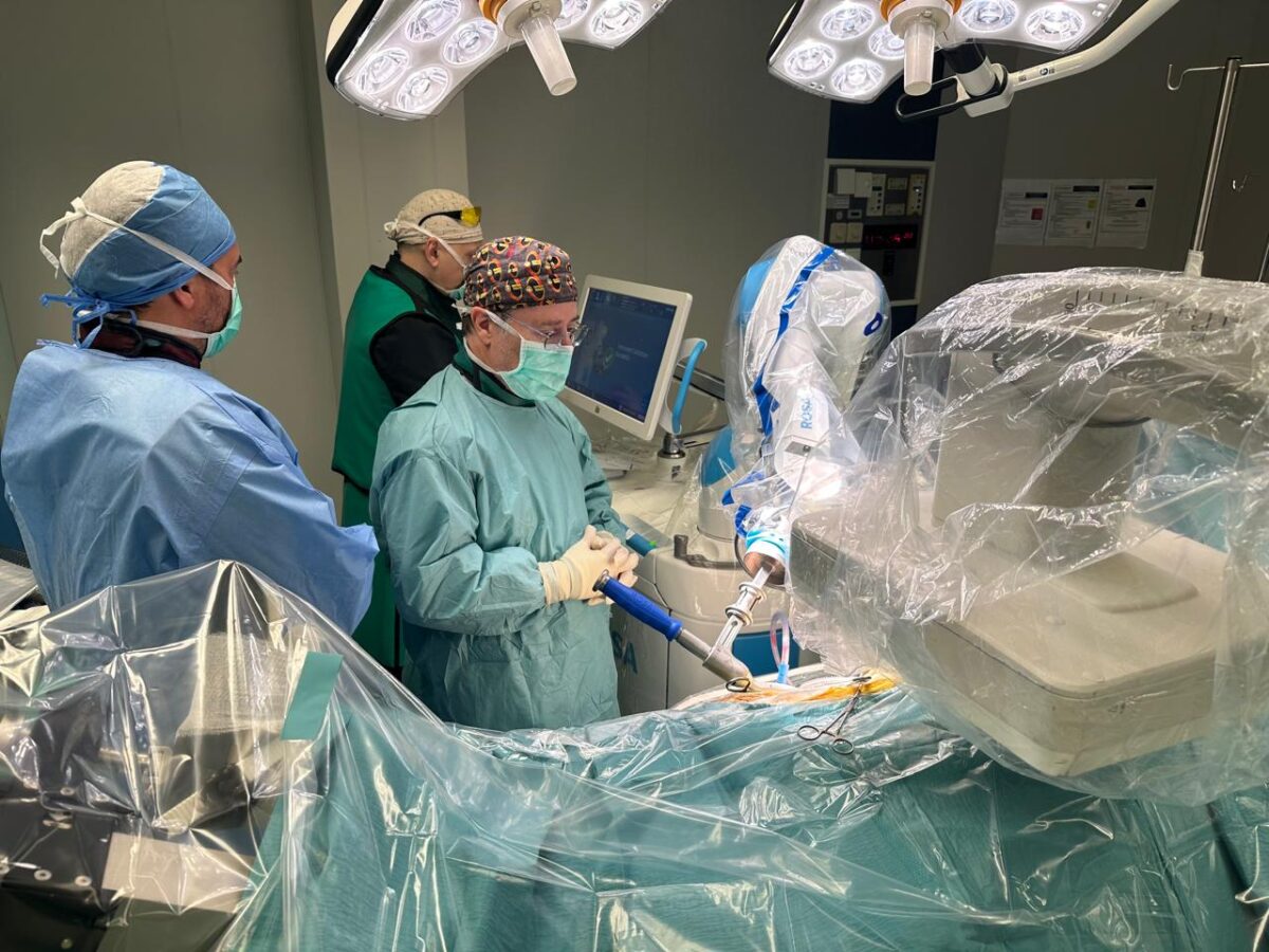 Πρώτη εφαρμογή ολικής αρθροπλαστικής ισχίου με το ρομποτικό σύστημα Rosa στο Metropolitan General