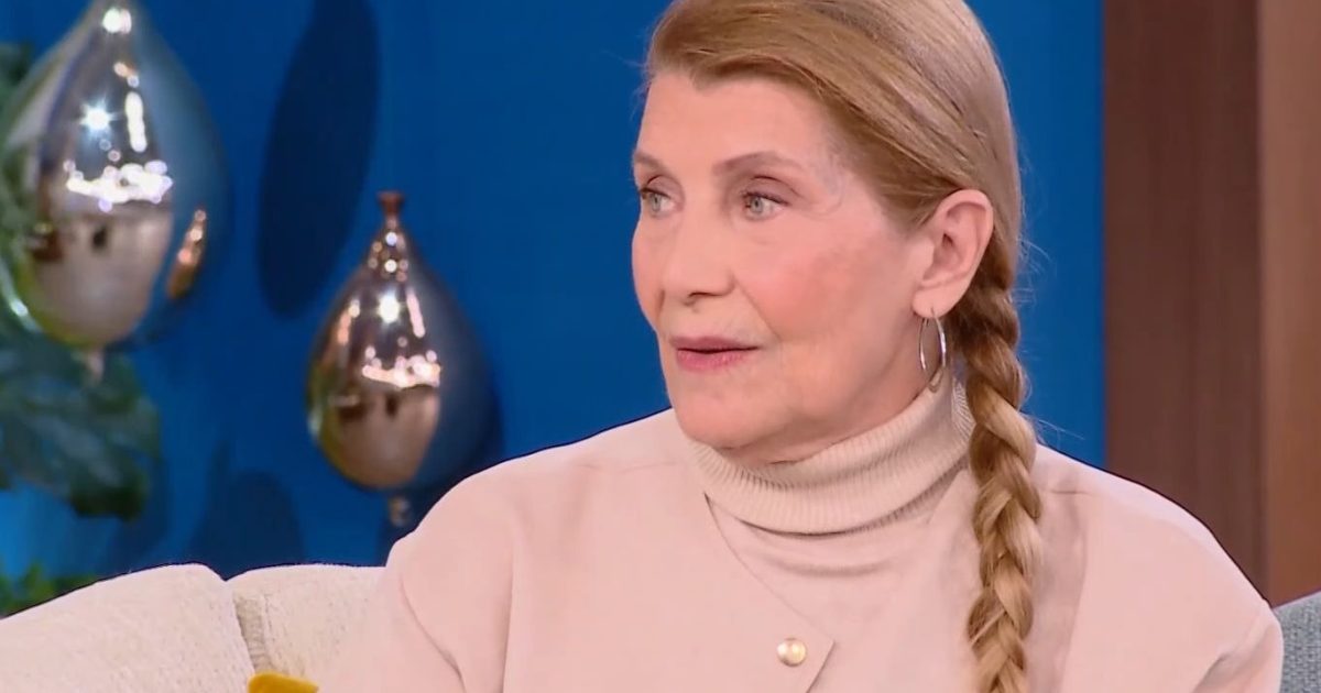 Αιμιλία Υψηλάντη: «Χρειάζεται το χαμόγελο στη ζωή και κάποια κόλπα για να επιβιώνεις, το μυαλό δεν το πολυελέγχεις»