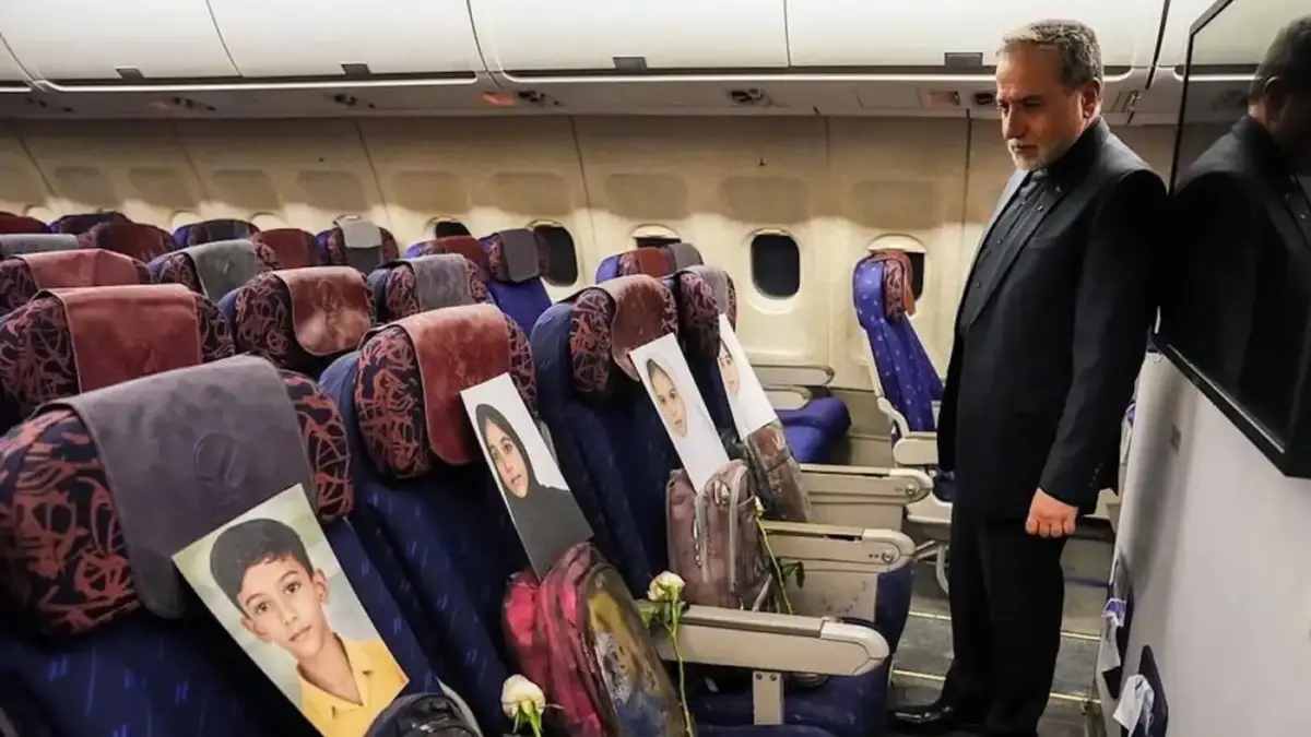 «Με τα φαντάσματα της Μινάμπ στο Ισλαμαμπάντ: Η ιρανική αποστολή ταξίδεψε με τις φωτογραφίες των νεκρών παιδιών στη συνάντηση για την εκεχειρία