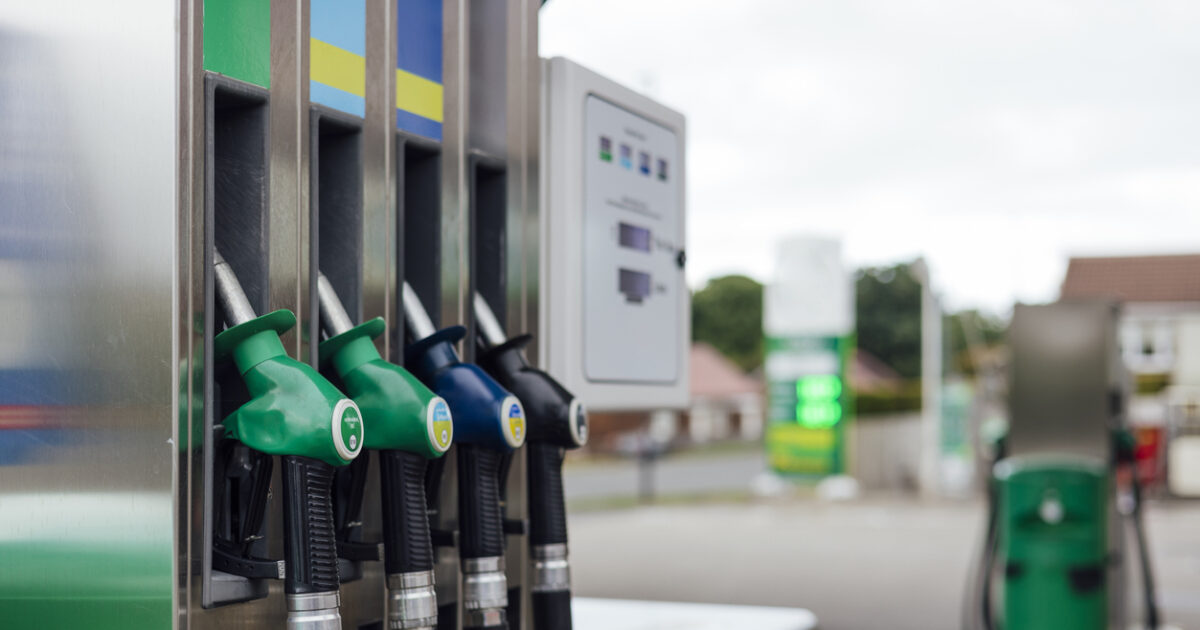 «Φωτιά» στις τιμές της βενζίνης βάζει το πετρέλαιο: Πόσο θα πληρώσουμε την έξοδο της Πρωτομαγιάς