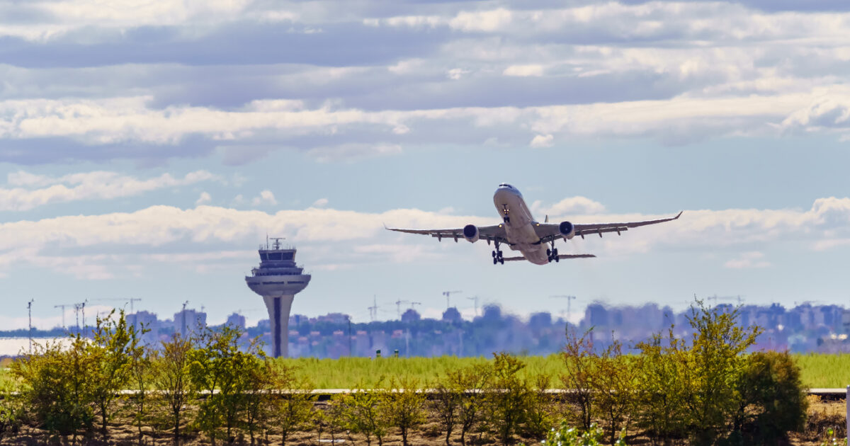 Αεροπορικά εισιτήρια: Ανατιμήσεις λόγω του ράλι των καυσίμων – Ποια είναι η επιβάρυνση για διηπειρωτικά και εντός Ευρώπης ταξίδια