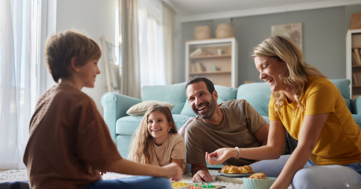 Οικογένειες με παιδιά: Εφάπαξ ενίσχυση 150 ευρώ ανά τέκνο στα τέλη Ιουνίου με εισοδηματικά όρια έως 65.000 ευρώ – Ποιους και πόσους αφορά