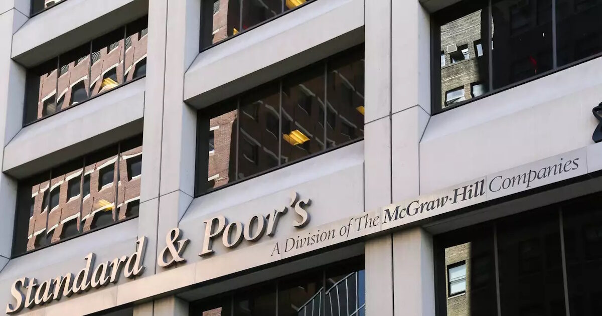 Απόψε η «ετυμηγορία» της S&P για την Ελλάδα – Τι ζυγίζει ο οίκος μετά το υπερπλεόνασμα