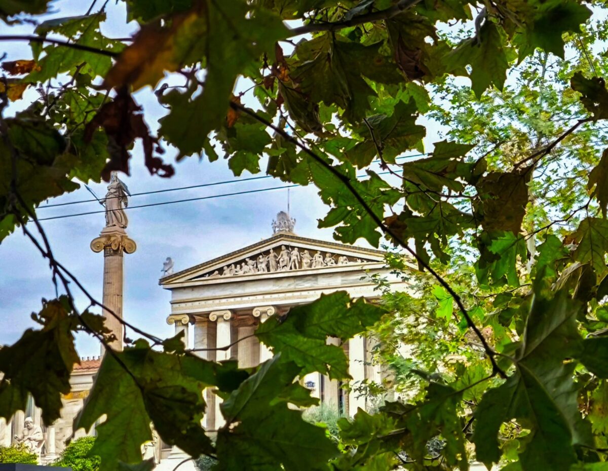 Καιρός: Ανοιξιάτικη «ανάσα» με ήλιο και τοπικές μπόρες – Υποχωρεί η σκόνη, πότε επιστρέφει η αστάθεια