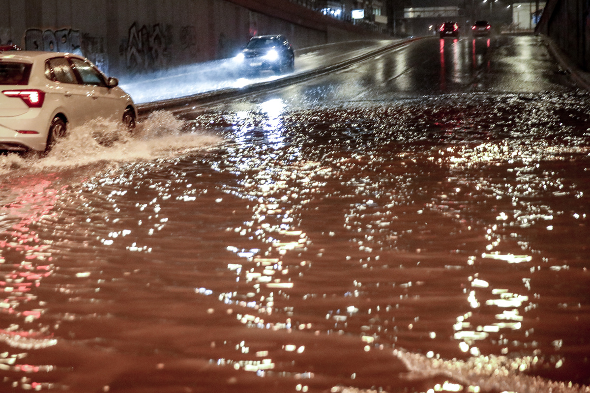 Κακοκαιρία Erminio: Νεκρός άνδρας στη Νέα Μάκρη, παρασύρθηκε από νερά ύψους ενός μέτρου – Πλημμύρες σε Αν. Αττική, Πόρο, Ρόδο, Σίκινο