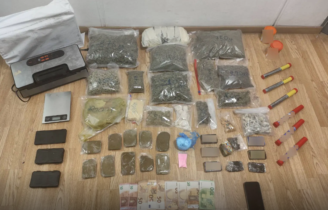 Αθήνα: Συνελήφθη 27χρονος που παρέλαβε ταχυδρομικό δέμα με σχεδόν 2 κιλά κάνναβης – Τι βρήκαν οι Αρχές στην έρευνα