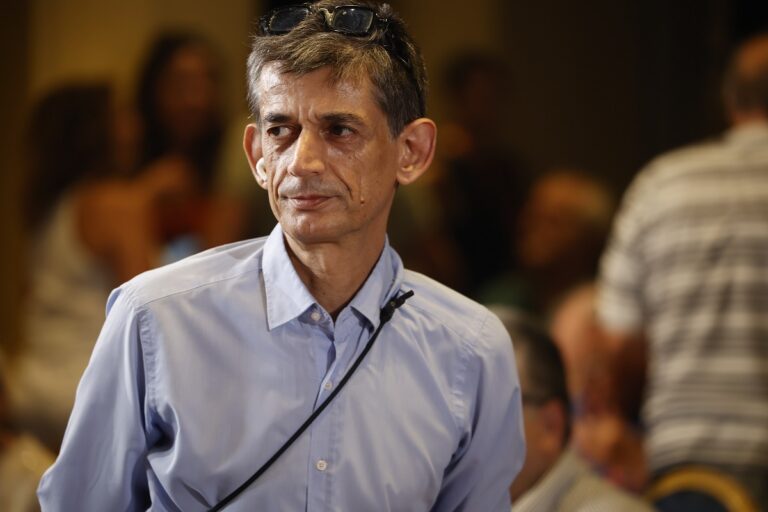 Οι δεξιοί χειροκροτούν τον Καρανίκα