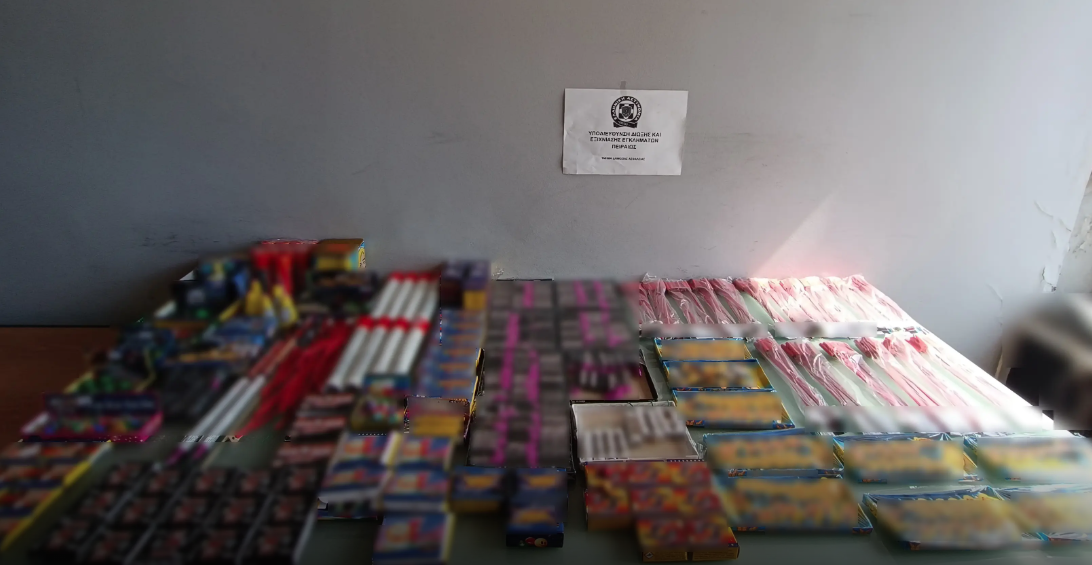 Σύλληψη 46χρονου στο Κερατσίνι για παράνομη κατοχή και διάθεση πυροτεχνημάτων – Τι εντόπισε η επιχείρηση «Spark-Down»