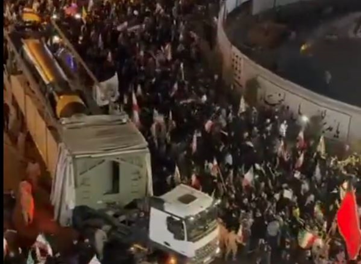 Επίδειξη στρατιωτικής ισχύος από το Ιράν – Παρουσίασε τον βαλλιστικό πύραυλο Khorramshahr-4 μετά τη νέα εκεχειρία