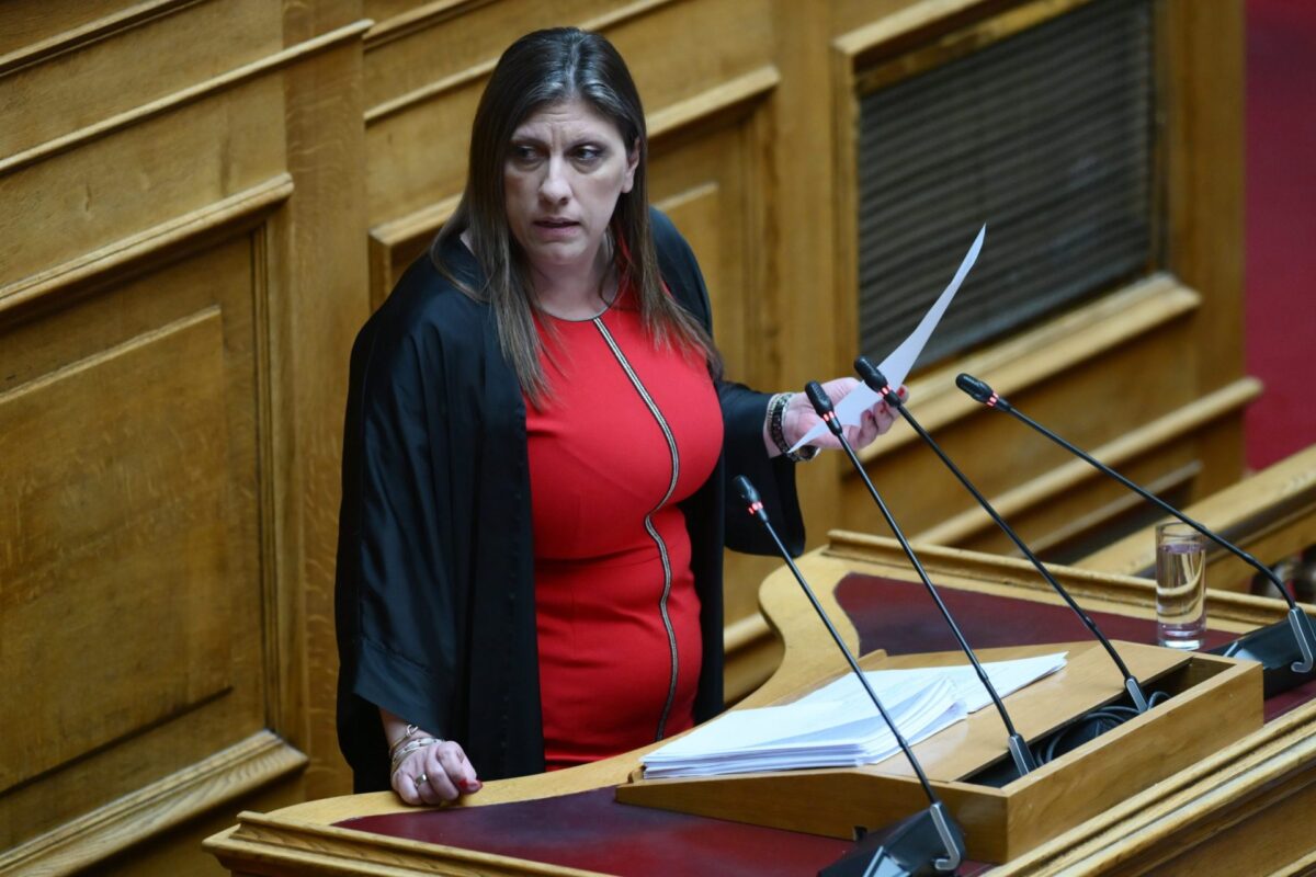 Δήλωσε αποχή η πρόεδρος του δικαστηρίου στη δίκη για τα βίντεο στα Τέμπη λόγω της συμπεριφοράς της Κωνσταντοπούλου