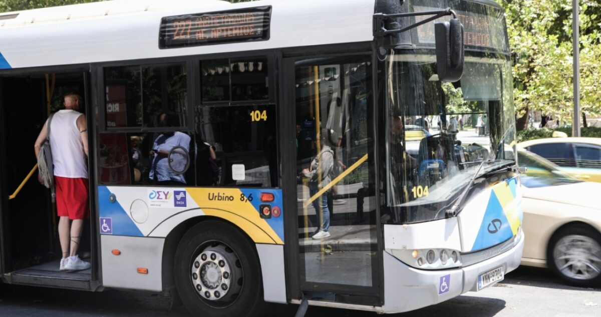 Πειραιάς: Πέταξαν κροτίδα σε λεωφορείο κινούμενοι σε πατίνι – Συνελήφθη 15χρονος