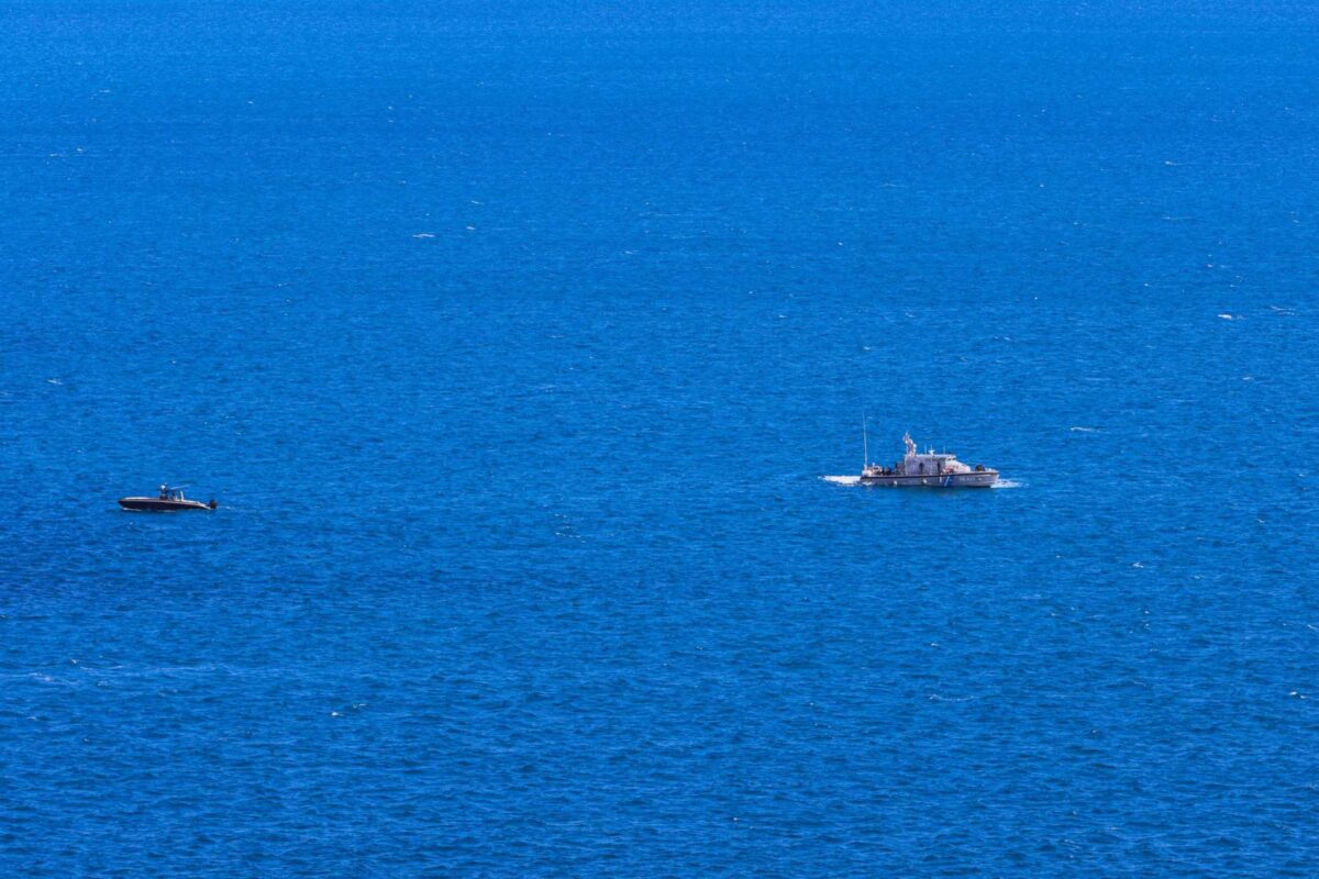 Κρήτη: Στη φυλακή οι δύο φερόμενοι ως διακινητές που κατηγορούνται ότι πέταξαν 22 νεκρούς μετανάστες στη θάλασσα