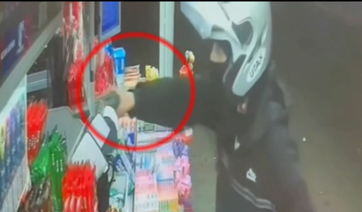 Στα χέρια της ΕΛ.ΑΣ ανήλικοι που λήστευαν με χατζάρες και όπλα καταστήματα στα νότια προάστια – Βίντεο ντοκουμέντο από τη δράση τους