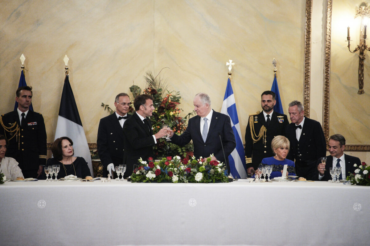 Μακρόν: «Ελλάς-Γαλλία, συμμαχία» στο δείπνο της Αθήνας!