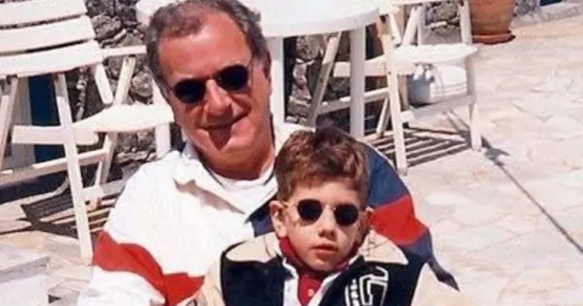 Κώστας Χαρδαβέλλας: Η Μαρία Παναγοπούλου ευχήθηκε για το Πάσχα με μία φωτογραφία του αείμνηστου δημοσιογράφου και του γιου τους