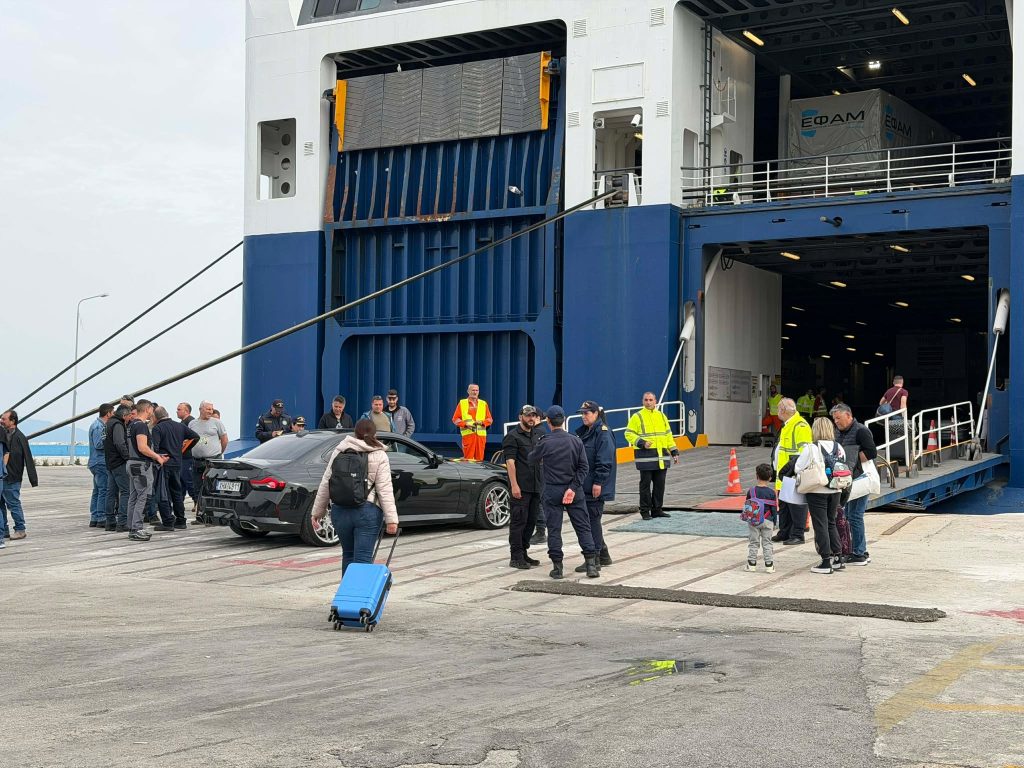 Για τρίτη ημέρα οι αποκλεισμοί στο λιμάνι της Μυτιλήνης από τους κτηνοτρόφους- «Κατέβασαν ρολά» εμπορικά καταστήματα και υπηρεσίες