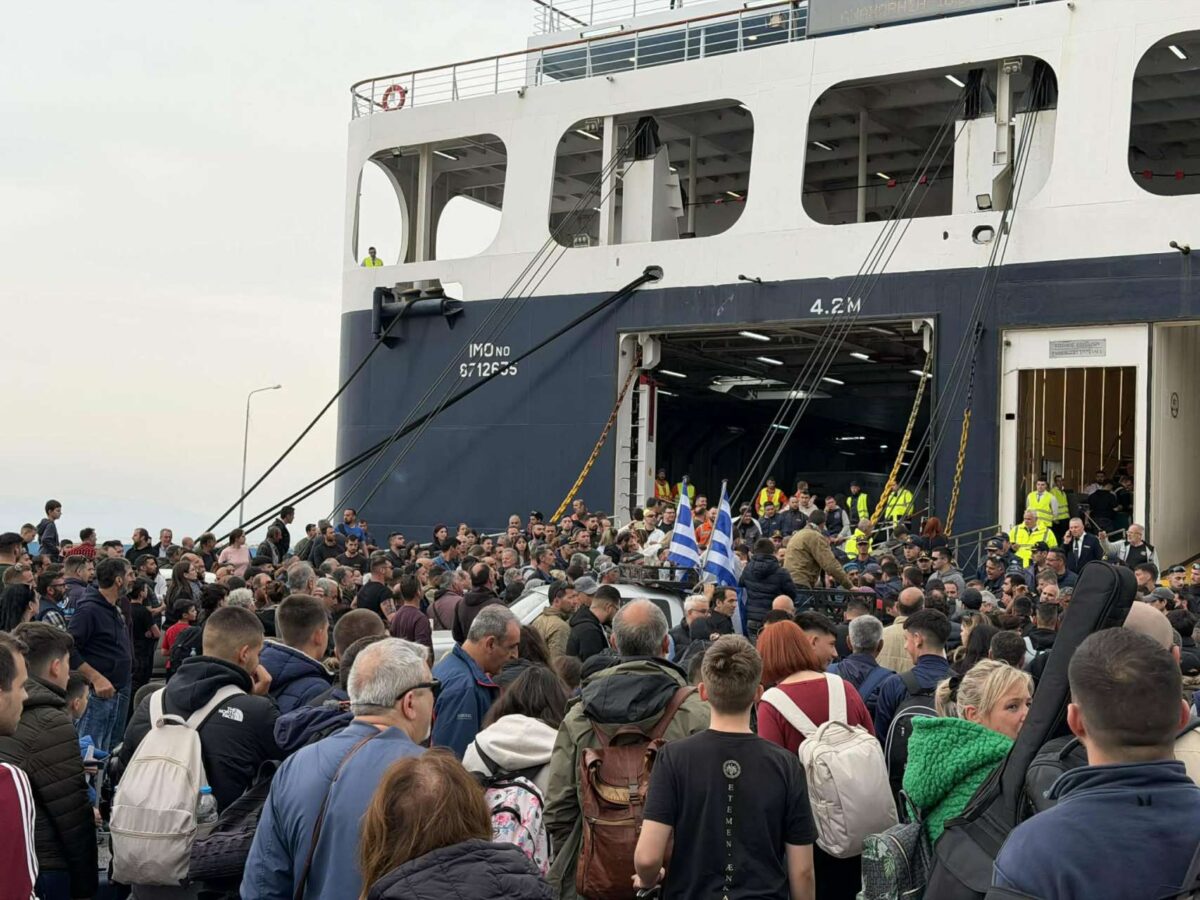 Αποκλεισμένο το λιμάνι της Μυτιλήνης από κτηνοτρόφους: Εκτός πλοίου 700 επιβάτες