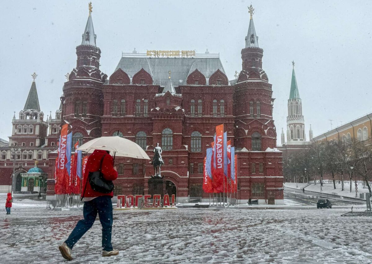 Ανοιξιάτικη χιονοθύελλα στη Μόσχα ξεριζώνει δέντρα και παραλύει αεροδρόμια