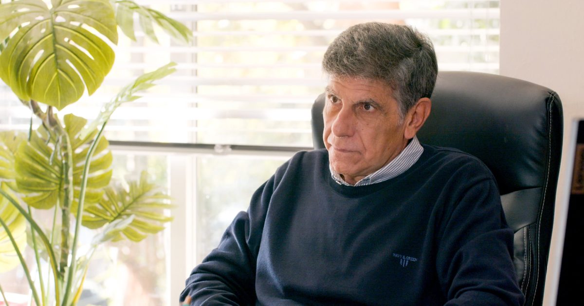 Γιάννης Μπέζος: Προτιμάμε να «ζεσταθούμε» στη φωλιά του ισχυρού ανθρώπου και όχι του δημοκράτη