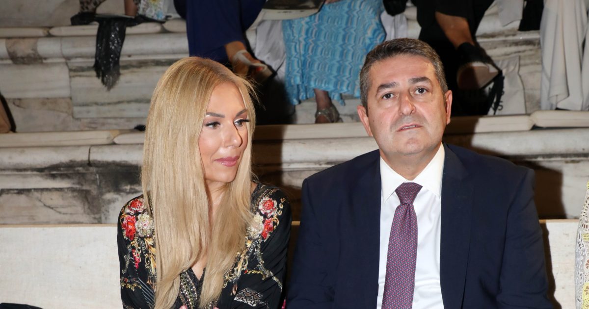 Γιώργος Μυλωνάκης: Με εγκεφαλικό ανεύρυσμα στον Ευαγγελισμό – Στο πλευρό του η σύζυγός του, Τίνα Μεσσαροπούλου