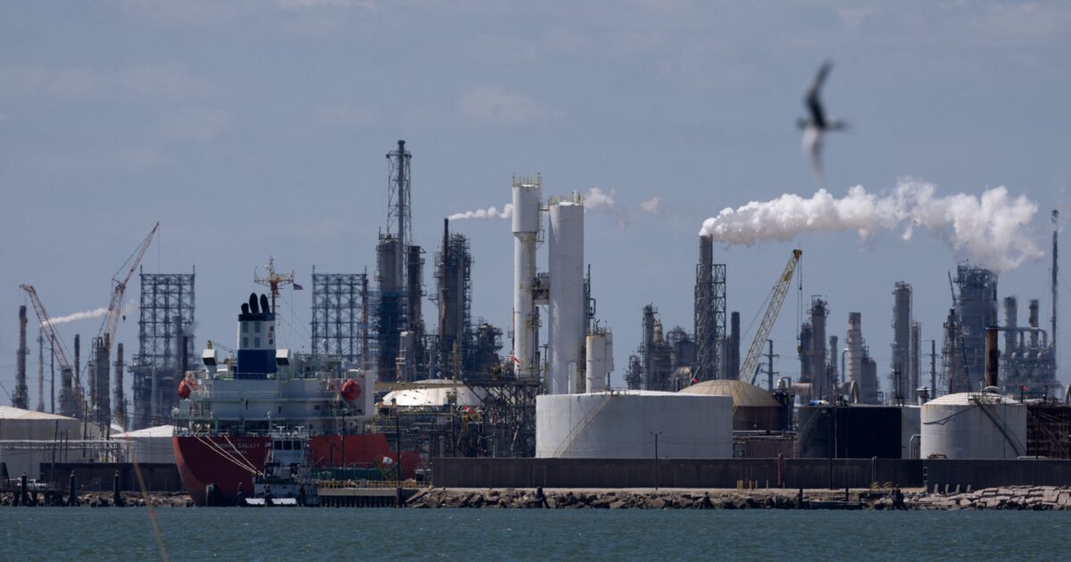 Καλπάζουν οι τιμές του πετρελαίου εν μέσω έντασης στα Στενά του Ορμούζ – Πάνω από τα 100 δολάρια σκαρφαλώνει το Brent