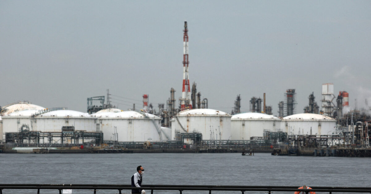 Η αγορά πετρελαίου σταθμίζει τις πιθανότητες κατάπαυσης του πυρός στη Μέση Ανατολή, υποχωρούν οι τιμές