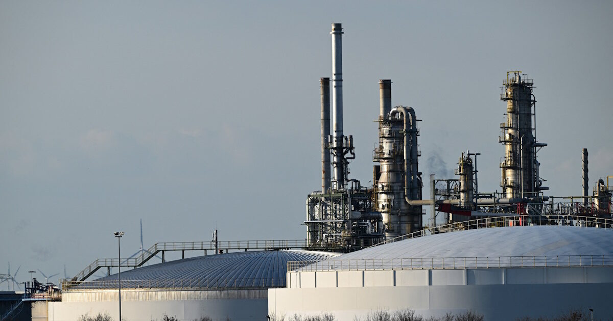 Η «βουτιά» στις τιμές του πετρελαίου και οι «ενέσεις» στην αγορά για τον έλεγχο του ράλι των καυσίμων