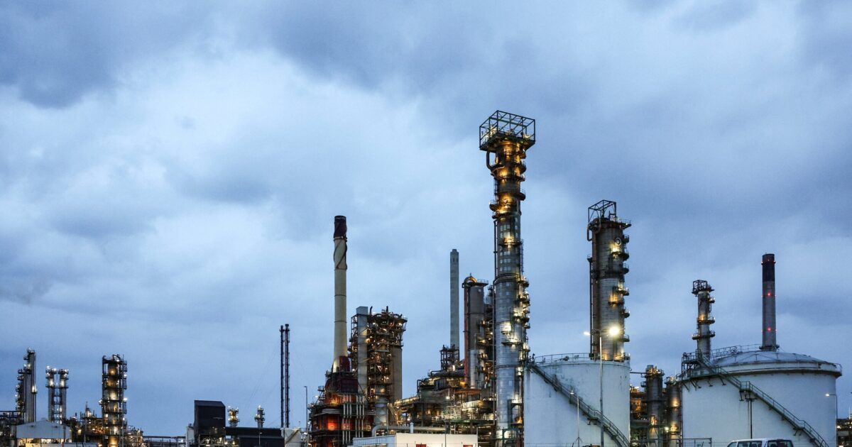 Το πετρέλαιο σκαρφαλώνει πάνω από τα 100 δολάρια – Η απουσία προόδου στις διαπραγματεύσεις ΗΠΑ-Ιράν έφερε άνοδο πάνω από 2%