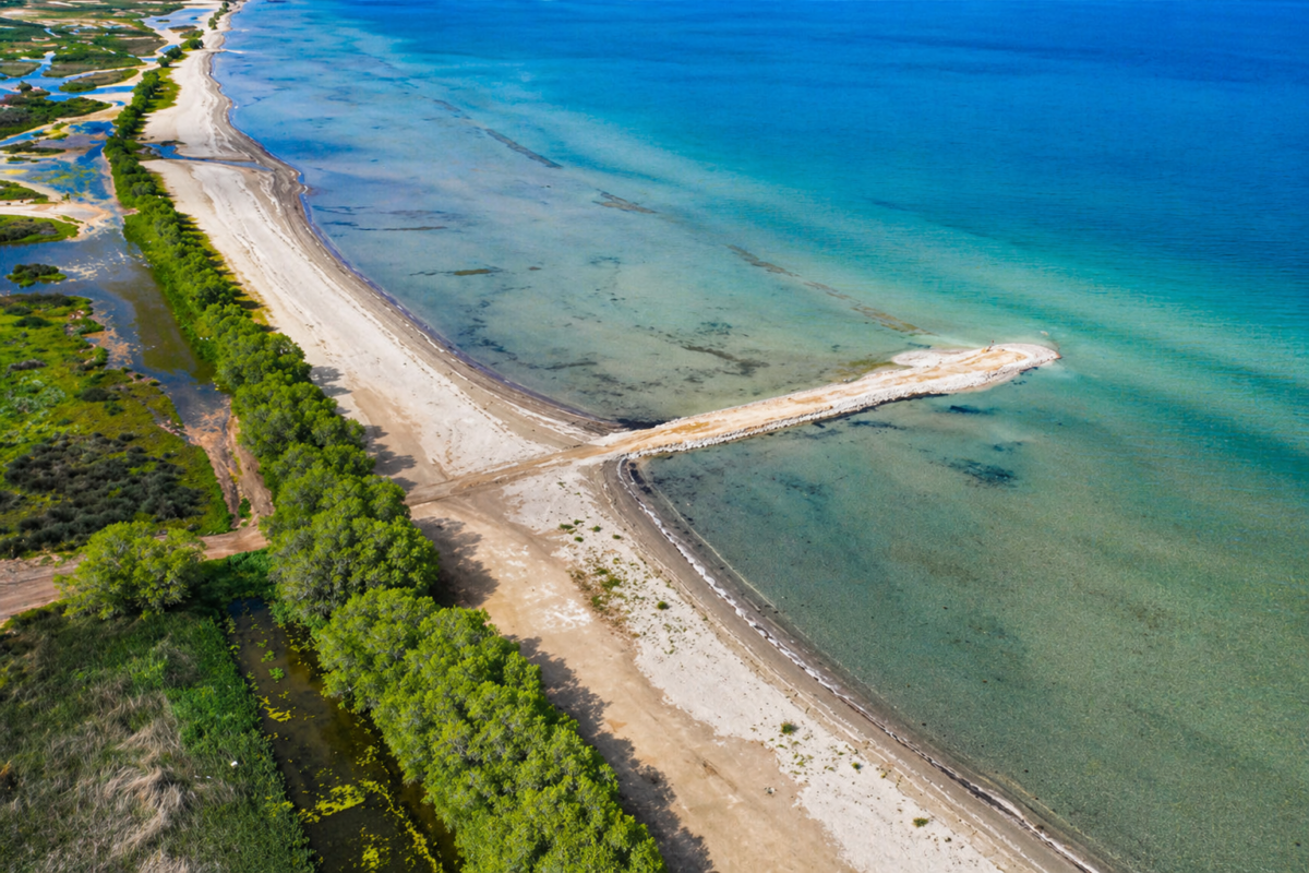 Ωρωπός: Μήνυση για το παράνομο μπάζωμα στη θάλασσα – «Περιβαλλοντικό έγκλημα», λέει ο δήμαρχος
