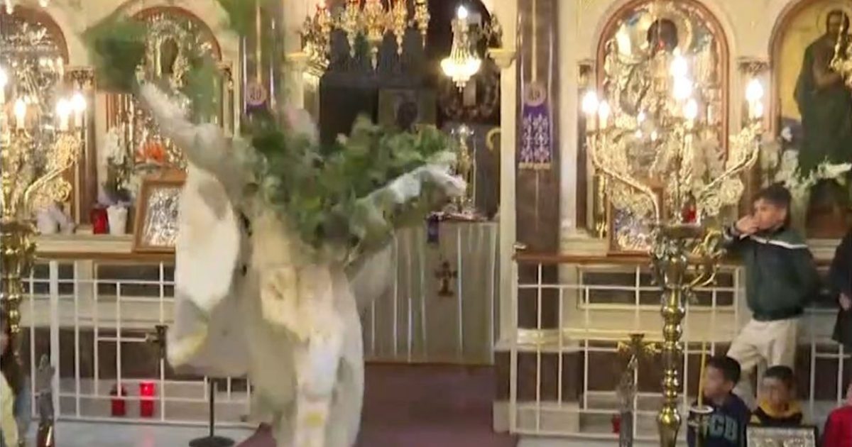 Χίος: Έκλεψε και φέτος τις εντυπώσεις ο «ιπτάμενος» ιερέας στην πρώτη Ανάσταση