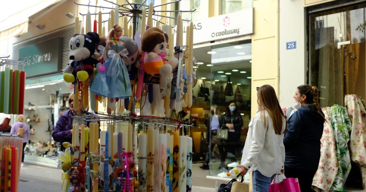 Πασχαλινές αγορές: Πόσο θα κοστίσουν τα δώρα για το βαφτιστήρι – Οι τιμές σε λαμπάδες και πασχαλινά αυγά