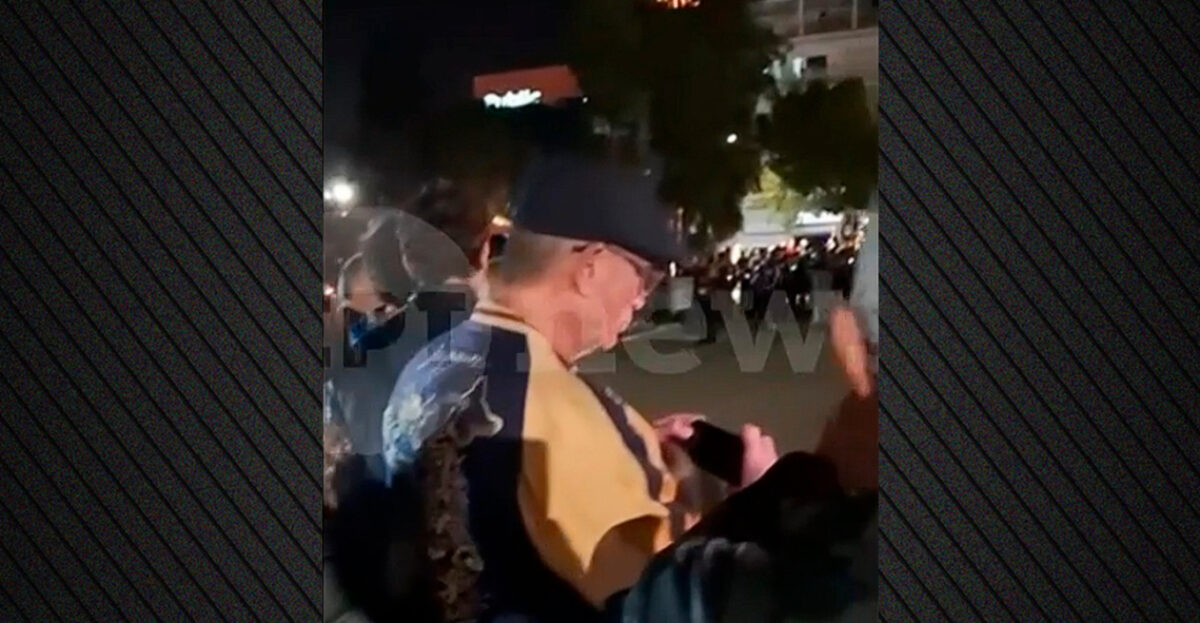 Ντάνιελ Κρεγκ και Ρέιτσελ Βάις στη Γλυφάδα – Παρακολούθησαν την περιφορά του Επιταφίου, δείτε βίντεο