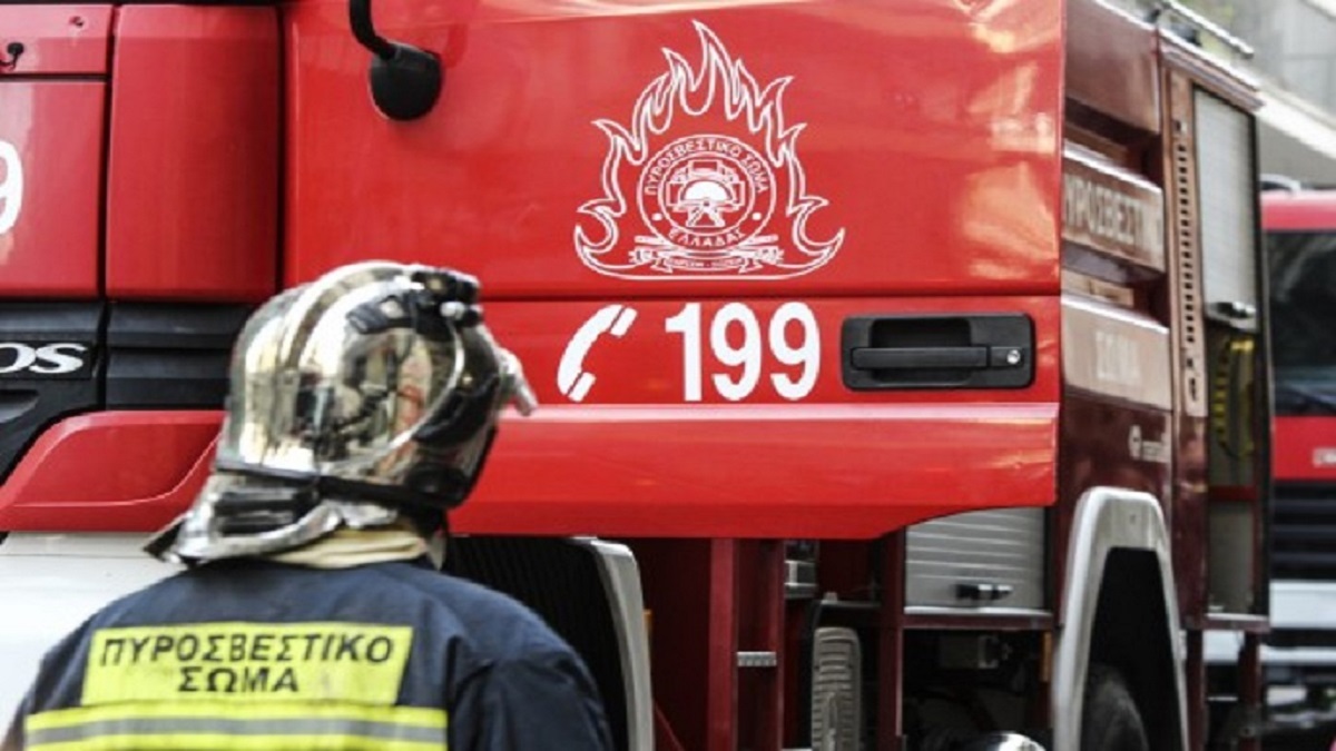 Επεκτάθηκε σε διαμερίσματα η μεγάλη φωτιά που ξέσπασε σε κατάστημα με ανταλλακτικά στο Ίλιον