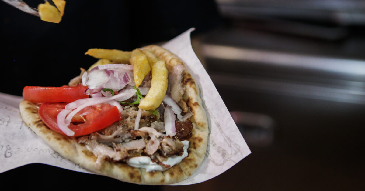 Σουβλάκι έως 5 ευρώ: Από φθηνή λύση είδος πολυτελείας – Πώς υπερδιπλασιάστηκε η τιμή του σε 6 χρόνια