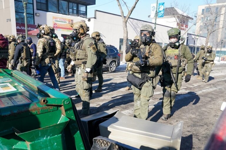 Ο φόβος της κυβέρνησης Τραμπ οδηγεί αριστερούς Αμερικανούς να αγοράζουν και να εκπαιδεύονται στα όπλα