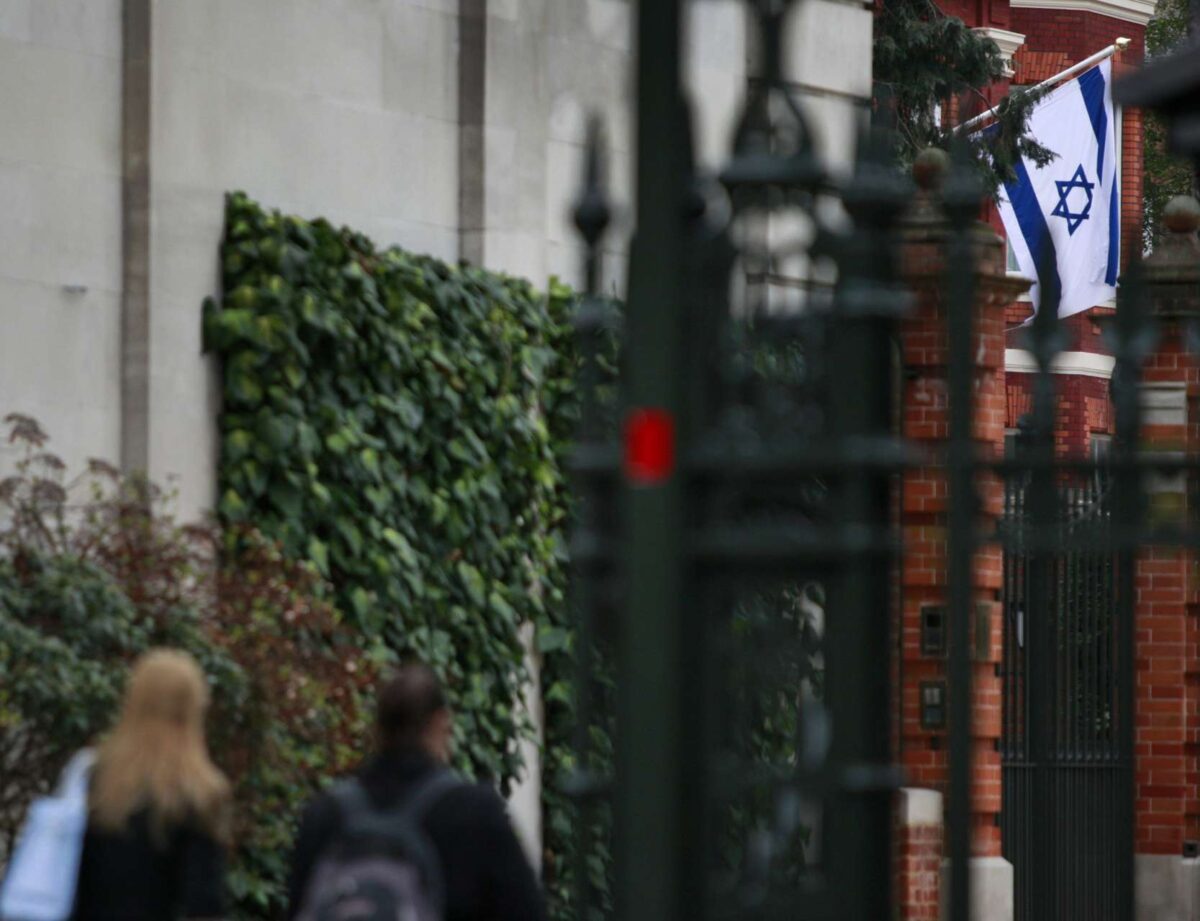 Συναγερμός στο Λονδίνο: Η αστυνομία ερευνά ύποπτο περιστατικό κοντά στην πρεσβεία του Ισραήλ