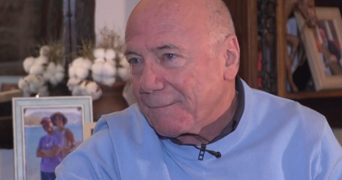 Μένιος Σακελλαρόπουλος: «Για τη συγγραφή των βιβλίων μου έχω μείνει στη φυλακή, στο δρομοκαϊτειο, έχω δει από κοντά εγχείρηση εγκεφάλου»