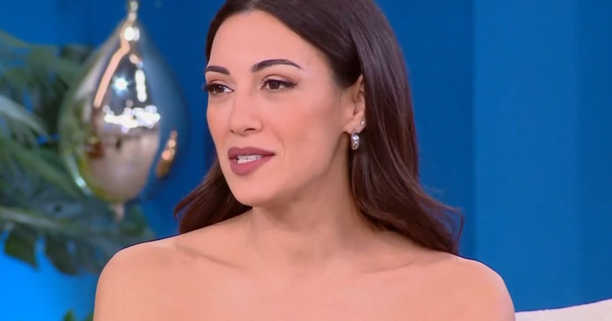 Ευγενία Σαμαρά – Σαγηνεύει με κόκκινο μαγιό στα νερά της Ισλανδίας: «Όνειρο»